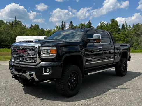 Used 2018 GMC Sierra 2500 Denali w/ Duramax Plus Package AWD/4WD image 7