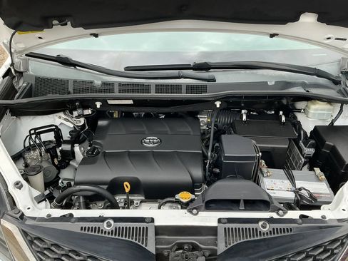 Used 2015 Toyota Sienna SE w/ SE Preferred Package FWD image 29