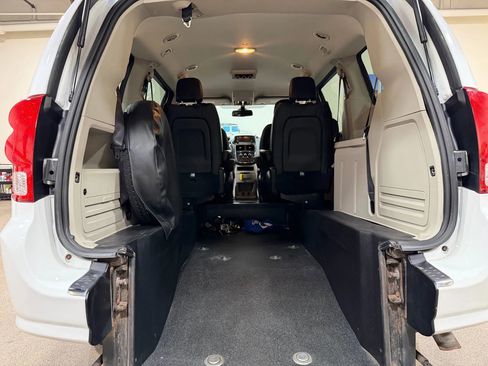 Used 2019 Dodge Grand Caravan SE image 28