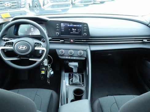 New 2025 Hyundai Elantra SE image 6
