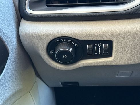 Used 2020 Chrysler Pacifica Touring image 36