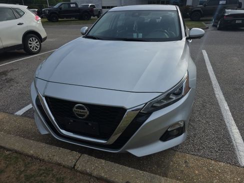 Used 2020 Nissan Altima 2.0 Platinum FWD image 4