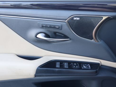 Used 2020 Lexus ES 300h w/ Premium Package FWD image 12