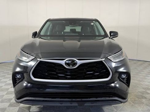 Used 2021 Toyota Highlander LE FWD image 10