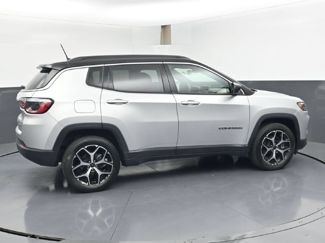 Used 2025 Jeep Compass Limited AWD/4WD image 3