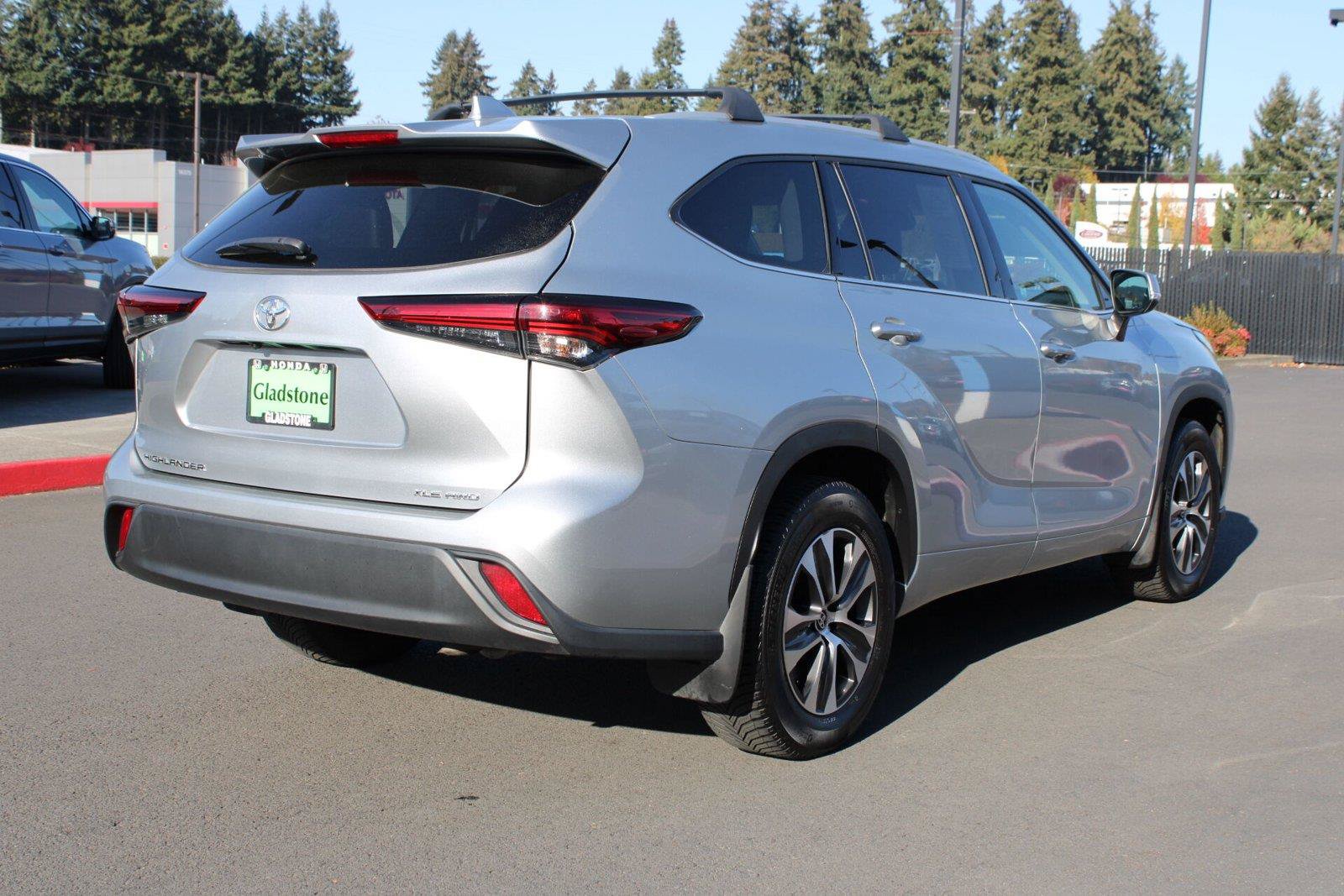 Used 2022 Toyota Highlander XLE AWD/4WD image 8