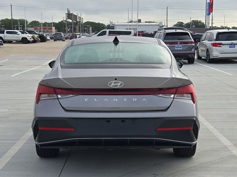 Used 2025 Hyundai Elantra SEL FWD image 5
