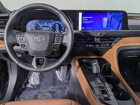 Used 2025 Toyota Crown Signia image 17