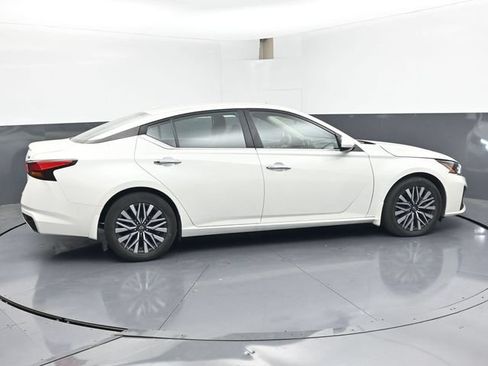 Used 2023 Nissan Altima 2.5 SV FWD image 3