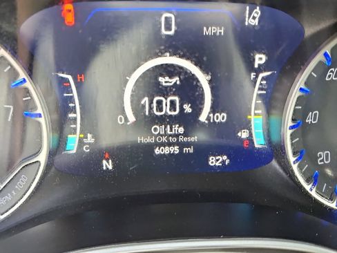 Used 2023 Chrysler Pacifica Touring-L FWD image 16