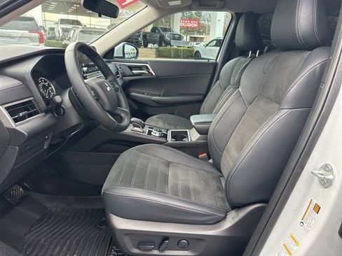 Used 2024 Mitsubishi Outlander SE image 11
