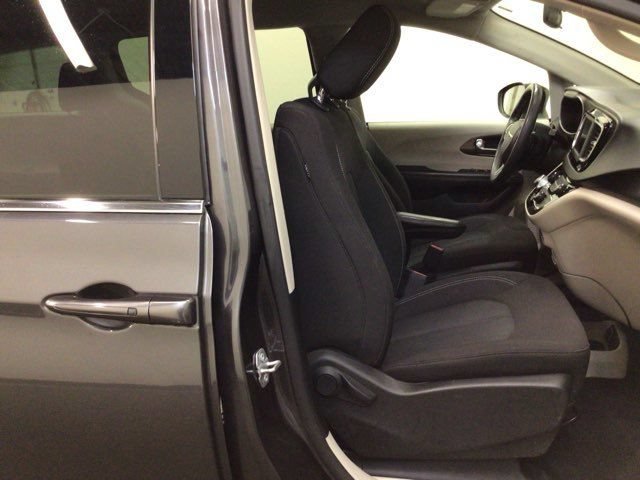 Used 2022 Chrysler Voyager LX FWD image 9