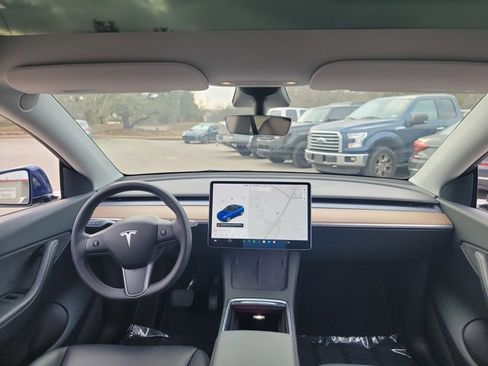 Used 2022 Tesla Model Y Long Range image 17