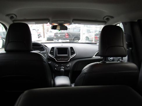 Used 2020 Jeep Cherokee Latitude Plus image 10