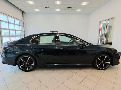 Used 2018 Toyota Camry XSE FWD image 2