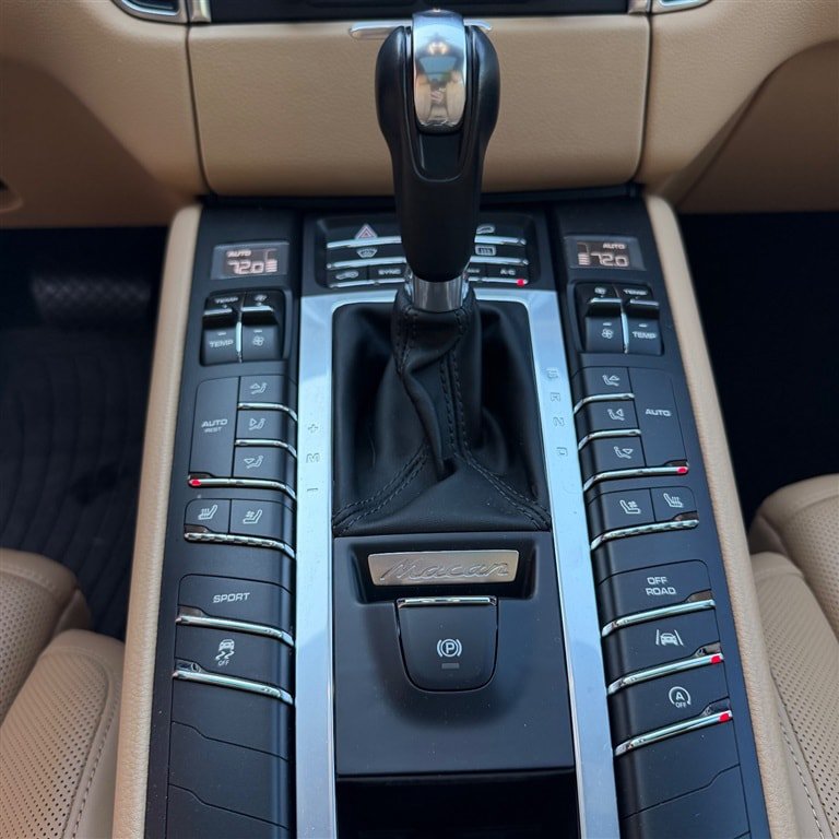 Used 2018 Porsche Macan AWD/4WD image 12