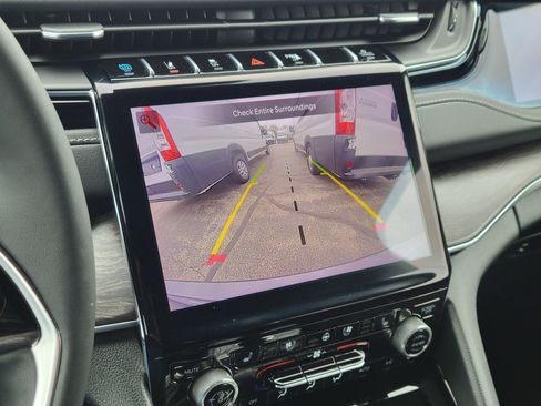 Used 2022 Jeep Grand Cherokee Overland AWD/4WD image 16