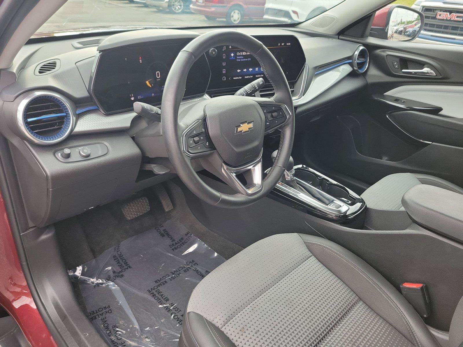 Used 2025 Chevrolet Trax LT w/ Driver Confidence Package FWD image 19