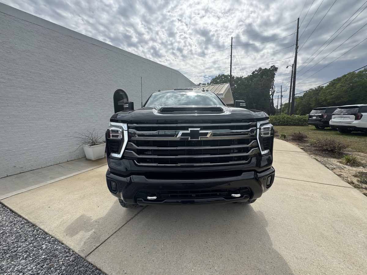 Used 2024 Chevrolet Silverado 2500 High Country w/ Midnight Edition AWD/4WD image 3