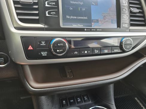Used 2019 Toyota Highlander XLE AWD/4WD image 24