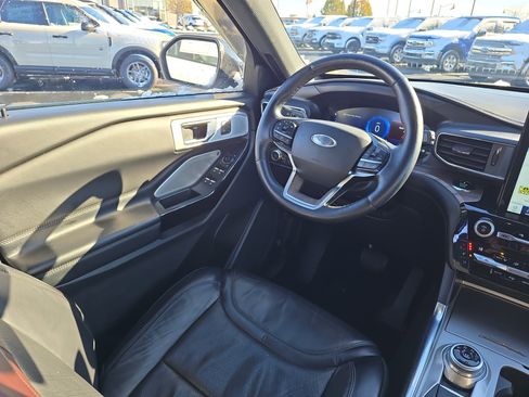 Certified 2021 Ford Explorer Platinum w/ Equipment Group 601A image 15