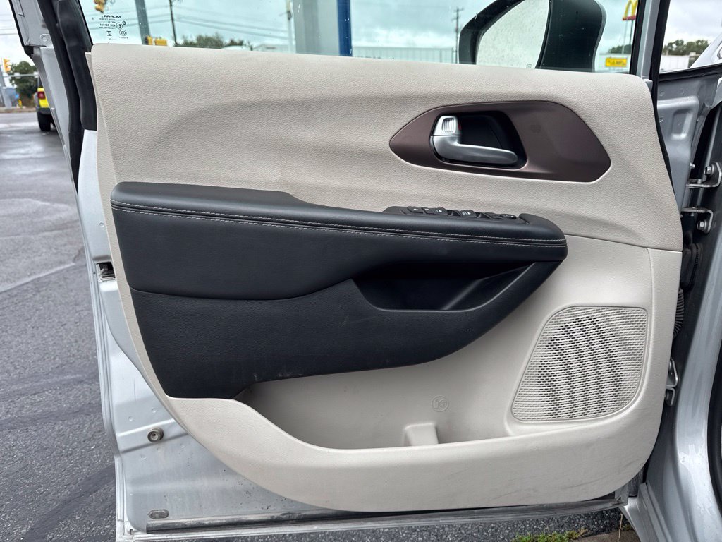 Used 2024 Chrysler Voyager LX FWD image 9