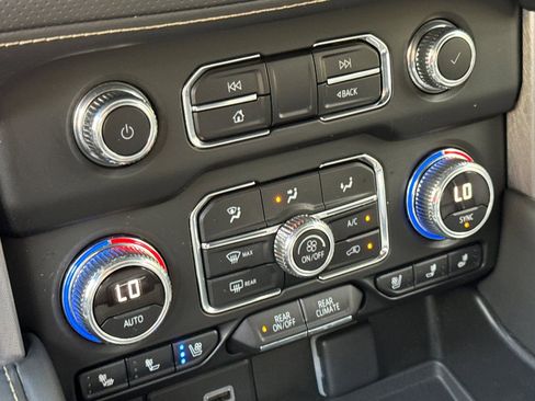 Used 2024 GMC Yukon SLT image 31