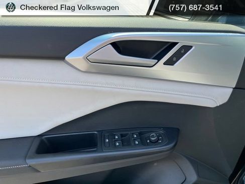 New 2026 Volkswagen Taos SE FWD image 13