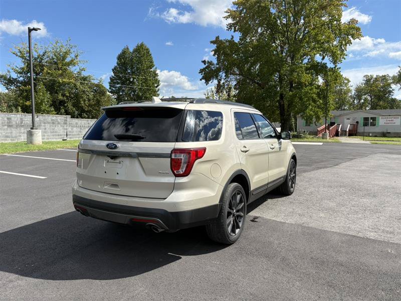 Used 2017 Ford Explorer XLT w/ Equipment Group 202A AWD/4WD image 5