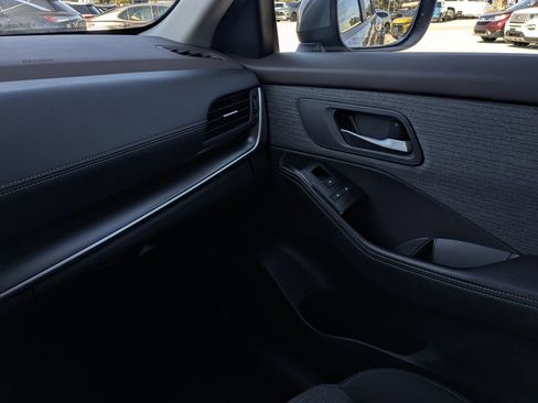 Used 2023 Nissan Rogue SV image 17