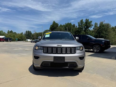 Used 2019 Jeep Grand Cherokee Altitude AWD/4WD image 2