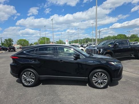 Used 2021 Toyota Venza XLE w/ Softex Package image 3