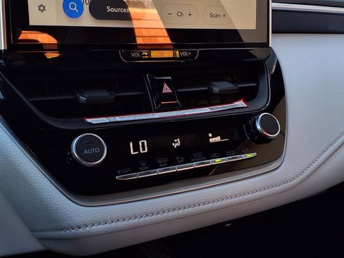 Certified 2025 Toyota Corolla SE w/ SE Premium Package image 10