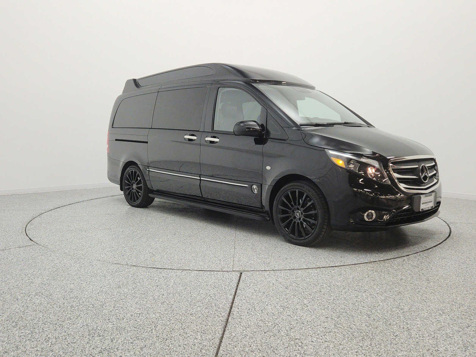 Used 2018 Mercedes-Benz Metris Passenger image 3