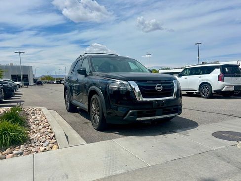Used 2023 Nissan Pathfinder SL w/ SL Premium Package AWD/4WD image 3