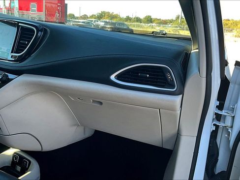 Used 2021 Chrysler Pacifica Touring-L image 19