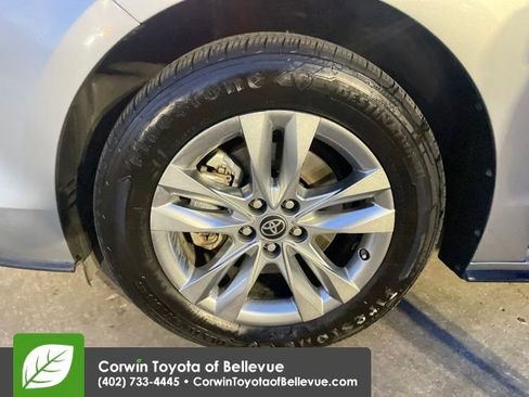 Used 2024 Toyota Sienna Limited image 27