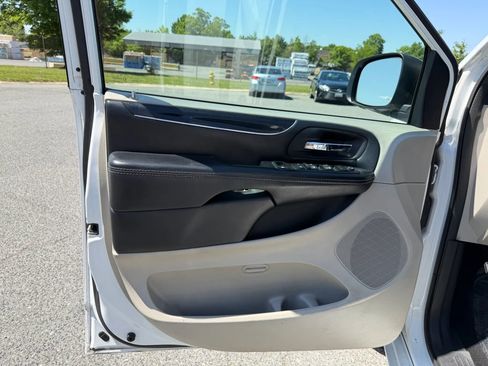 Used 2019 Dodge Grand Caravan SXT FWD image 21