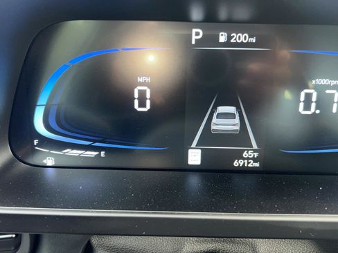 Certified 2025 Hyundai Elantra Sport image 13