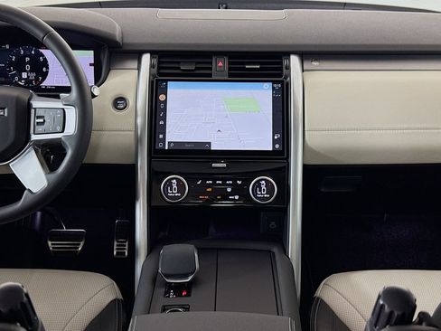 Used 2025 Land Rover Discovery Dynamic SE AWD/4WD image 14