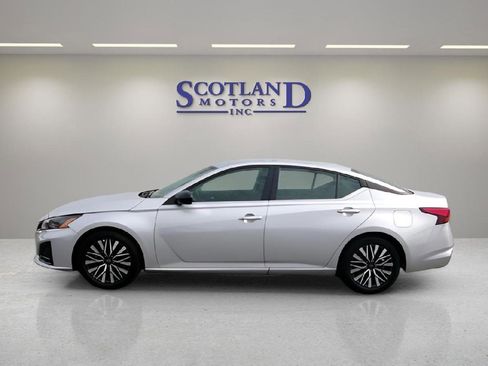 Used 2024 Nissan Altima 2.5 SV FWD image 1