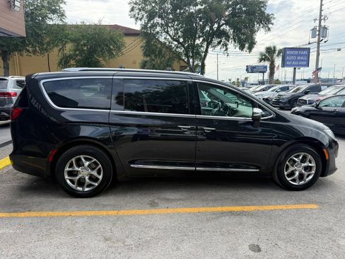Used 2017 Chrysler Pacifica Limited w/ UConnect Theater Package FWD image 4