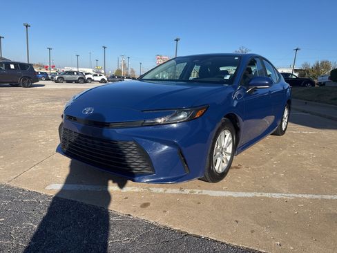 Used 2025 Toyota Camry LE image 7
