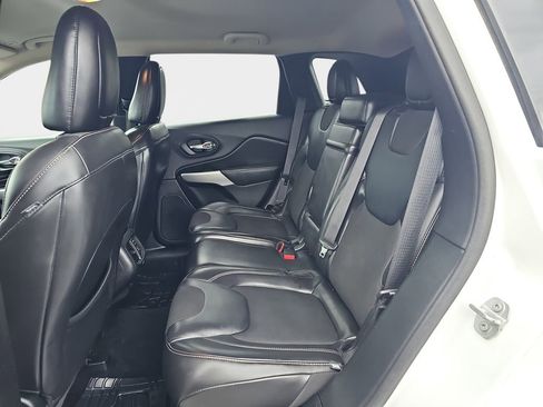 Used 2018 Jeep Cherokee Latitude Plus AWD/4WD image 17