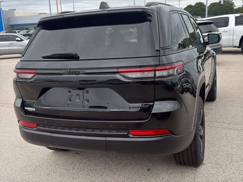 Used 2025 Jeep Grand Cherokee Limited w/ Black Appearance Package AWD/4WD image 4
