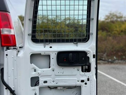 Used 2018 Chevrolet Express 2500 image 29