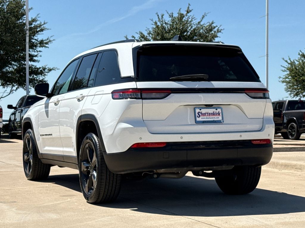 Used 2023 Jeep Grand Cherokee Altitude RWD image 6