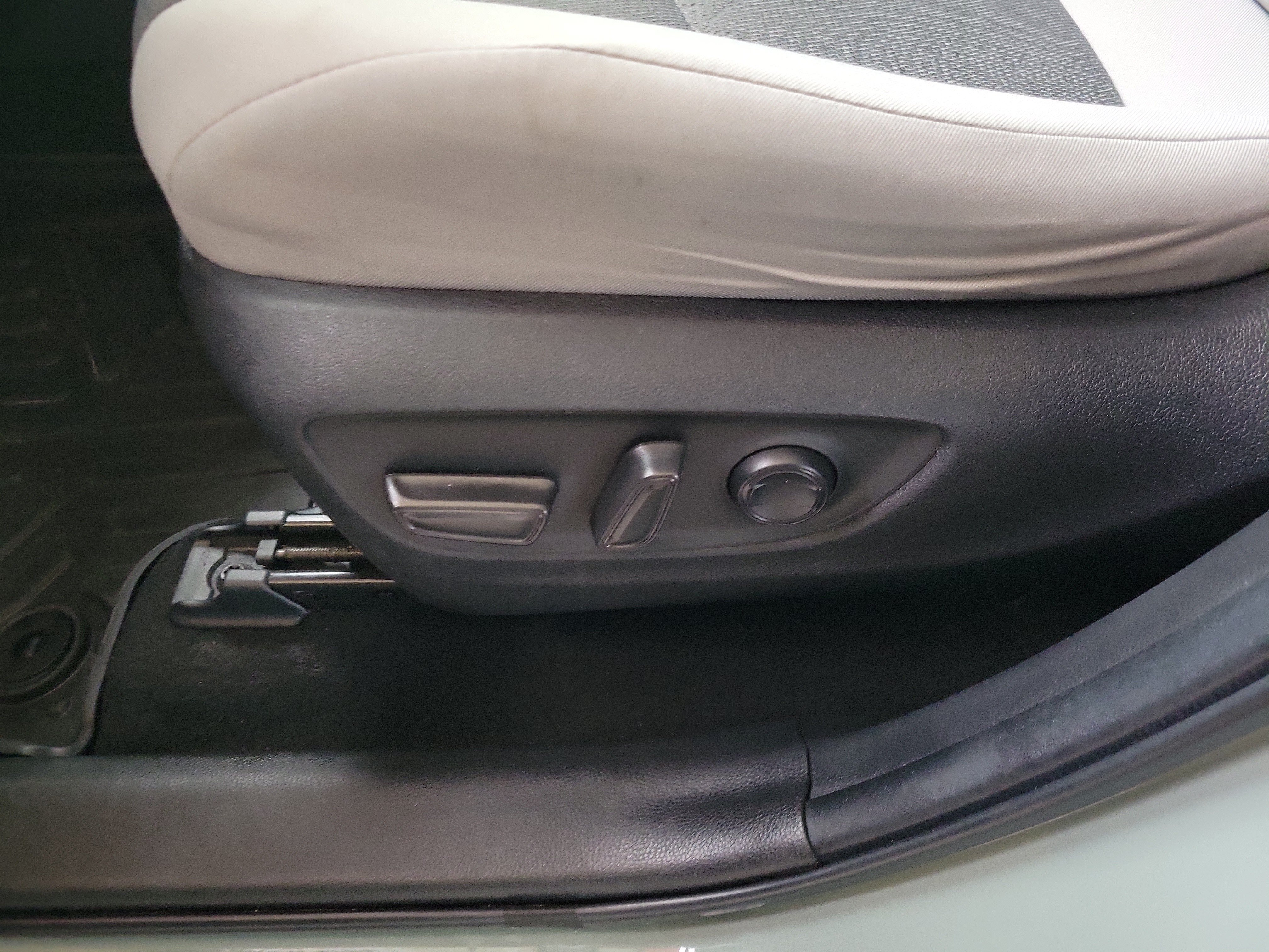 Used 2022 Toyota RAV4 XLE w/ Convenience Package FWD image 14