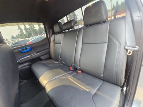 Used 2020 Toyota Tacoma TRD Off-Road w/ TRD Premium Off Road Package AWD/4WD image 17