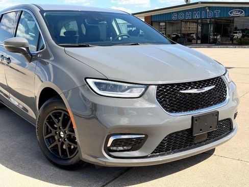 Used 2023 Chrysler Pacifica Touring-L FWD image 8